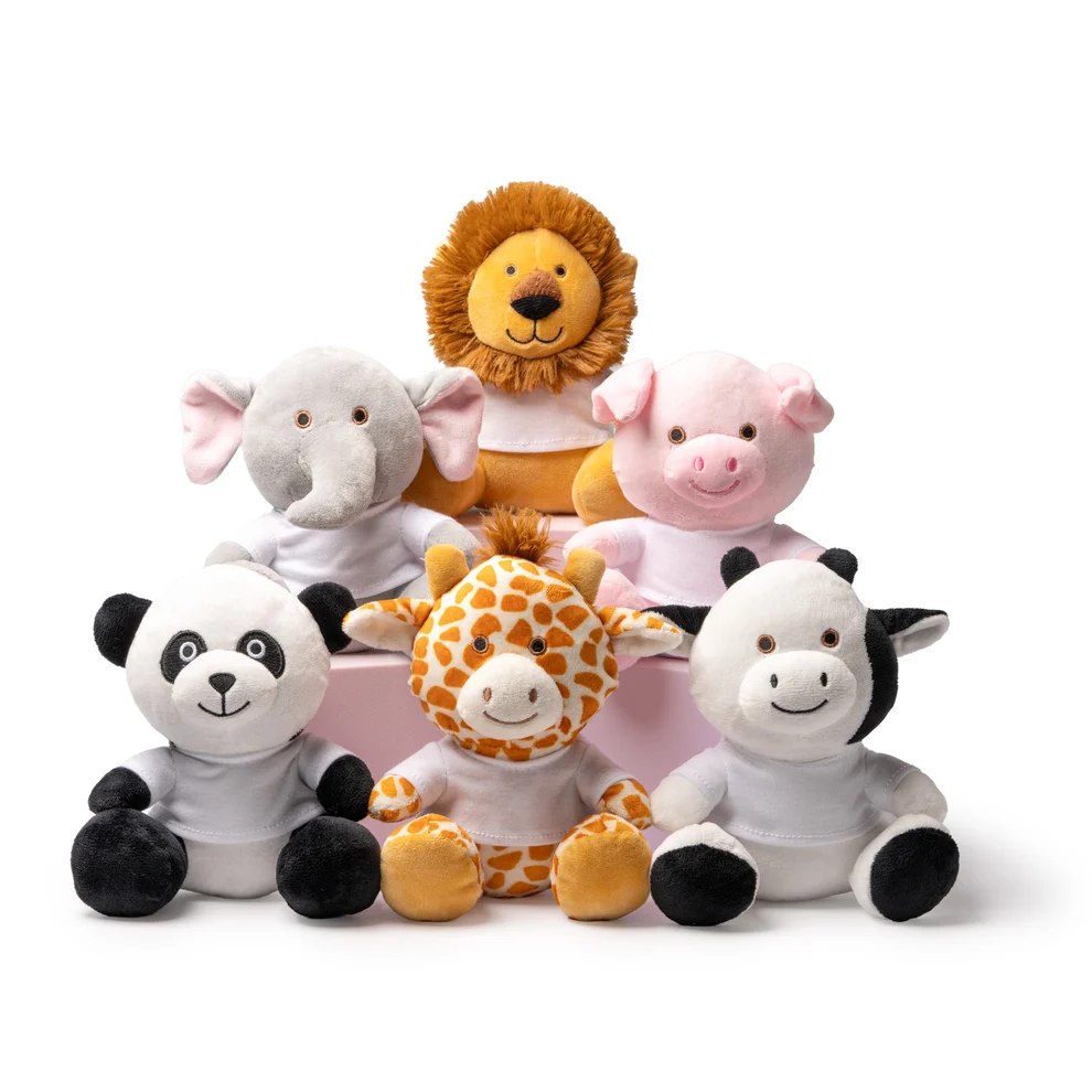 Grup de animale de pluș cu tricouri albe personalizabile, inclusiv o girafă cu pete portocalii