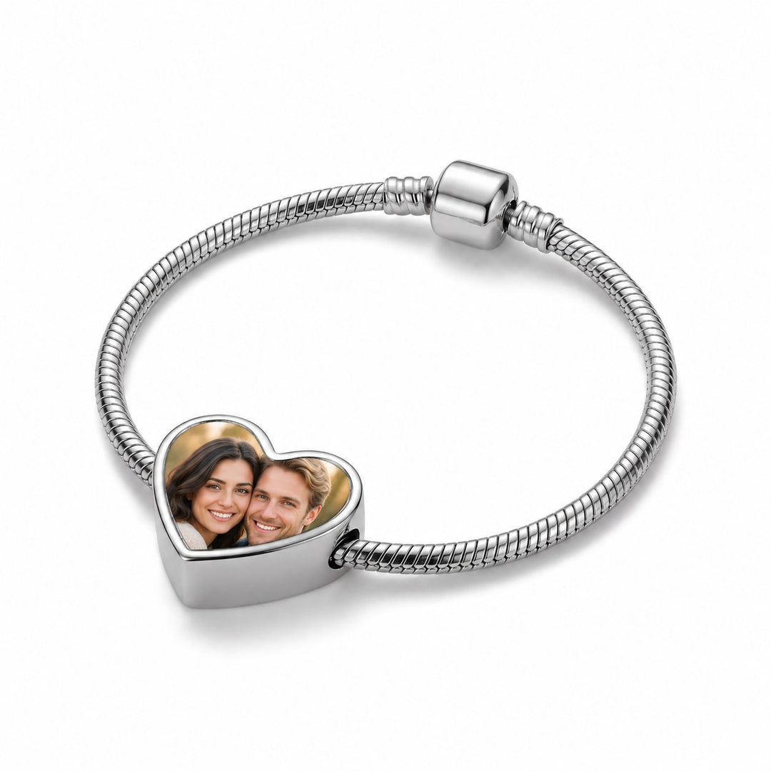 Brățară metalică argintie cu inimă, personalizată cu fotografia unui cuplu fictiv – simulare