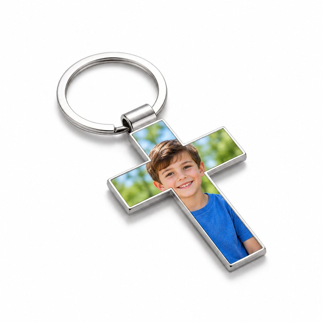 Breloc metalic cruce personalizat cu fotografia unui copil fictiv – simulare
