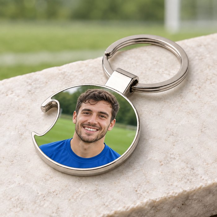 Breloc minge de fotbal personalizat cu fotografia unui jucător fictiv – simulare de imprimare UV
