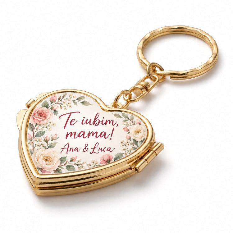 Breloc cu oglindă inimă auriu cu mesajul Te iubim, mama! și decor floral – simulare.