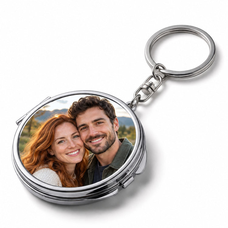 Breloc cu oglindă rotund argintiu, personalizat cu fotografia unui cuplu fictiv – simulare