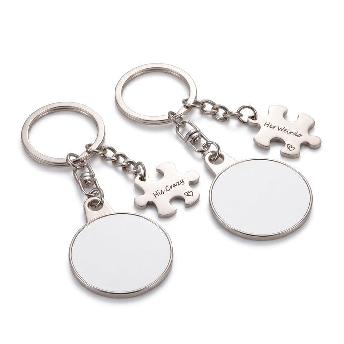 Set două brelocuri metalice cu medalioane rotunde și pandantive puzzle