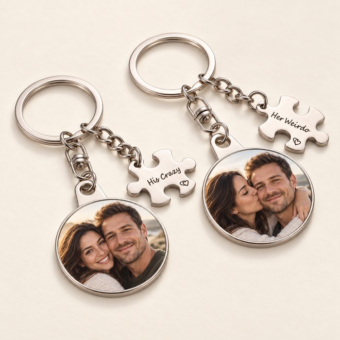 Set de două brelocuri pentru cuplu, cu fotografii fictive și pandantive puzzle – simulare de personalizare