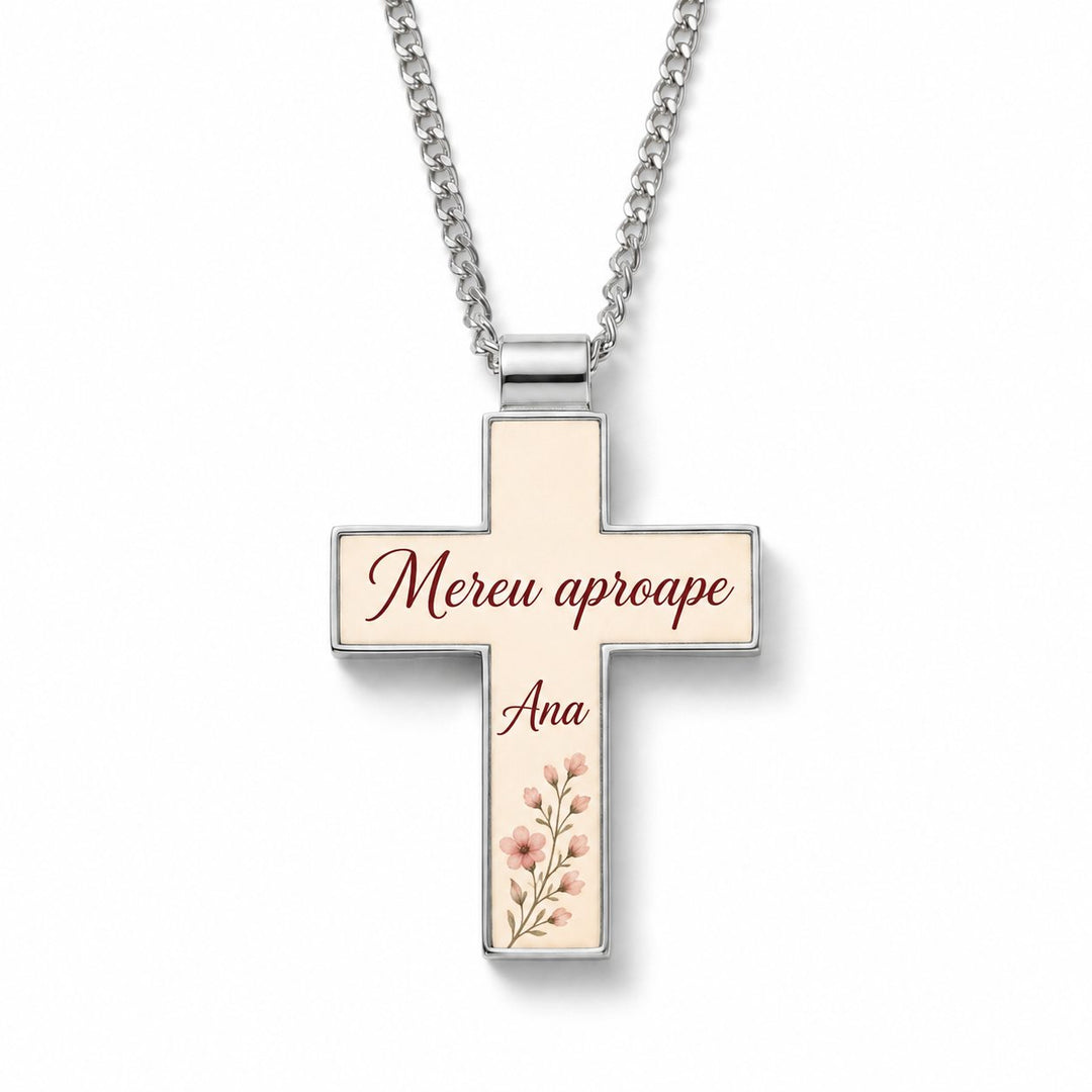Colier metalic cruce personalizat cu mesajul Mereu aproape și numele Ana – simulare