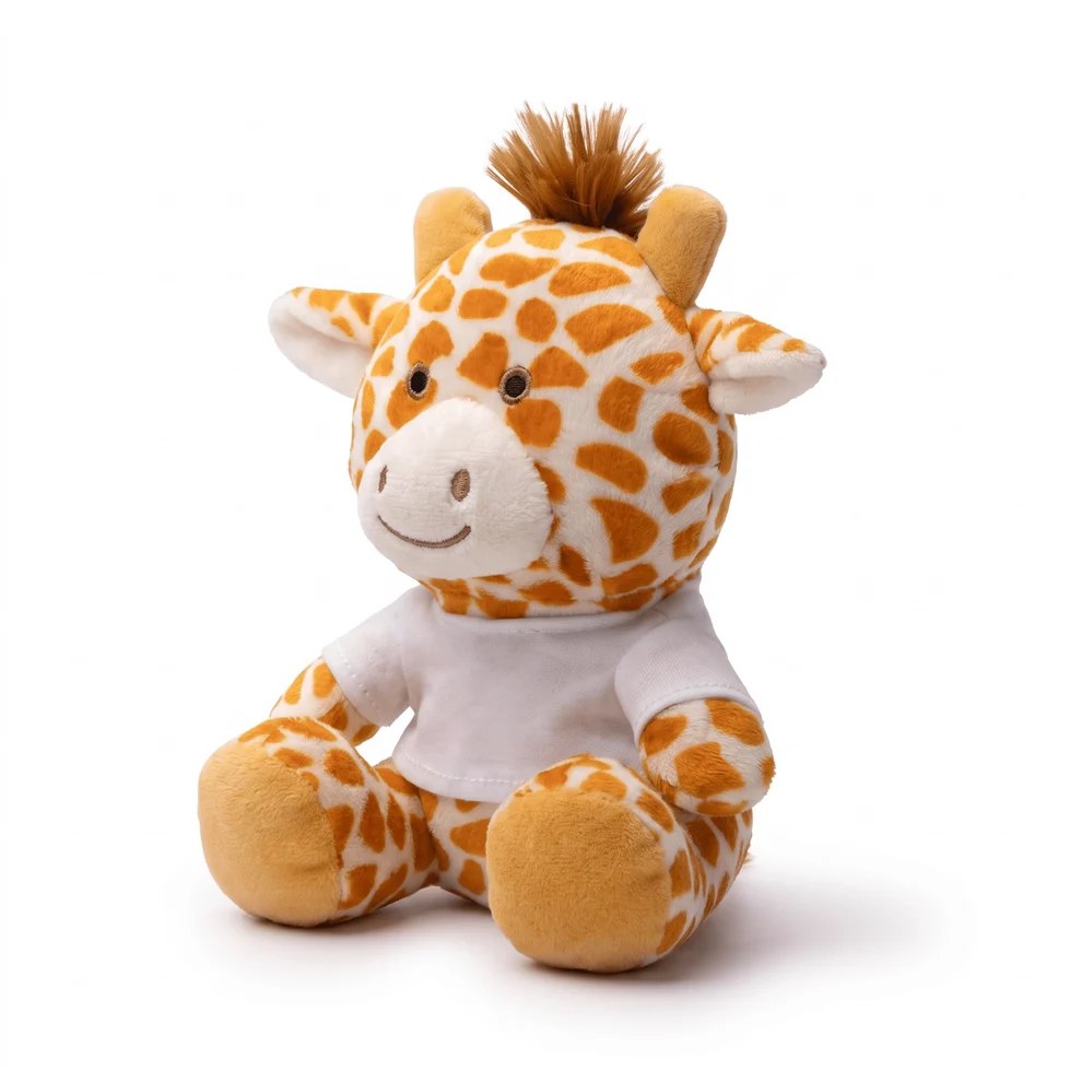 Girafă de pluș cu tricou alb personalizabil, văzută din lateral pe fundal alb
