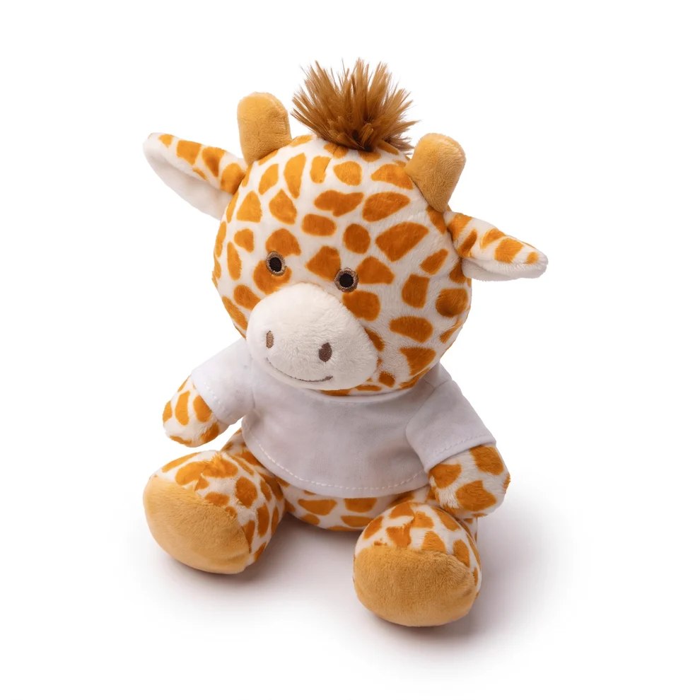 Girafă de pluș în poziție șezândă, cu tricou alb și copite galbene, vedere oblică