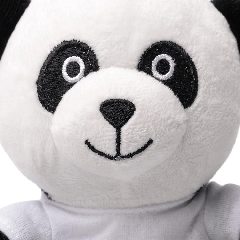 Detaliu cu ochii și nasul brodați ai ursului panda de pluș