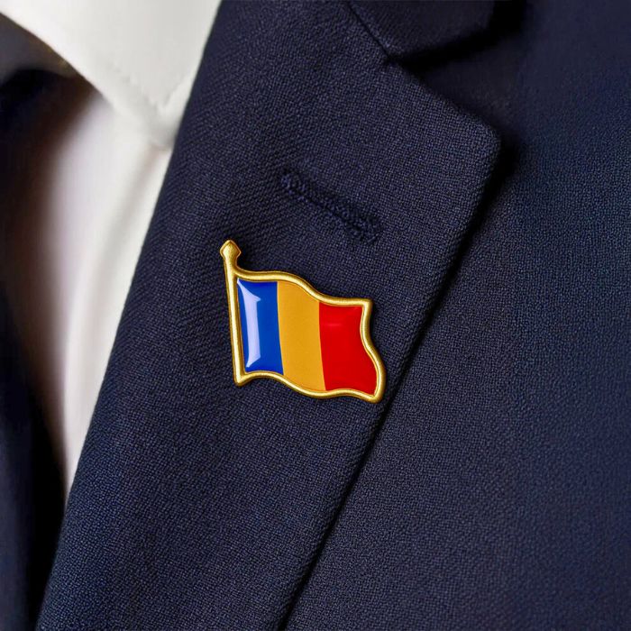 Pin Metalic Auriu în Forma Steagului României - Atelier Magic