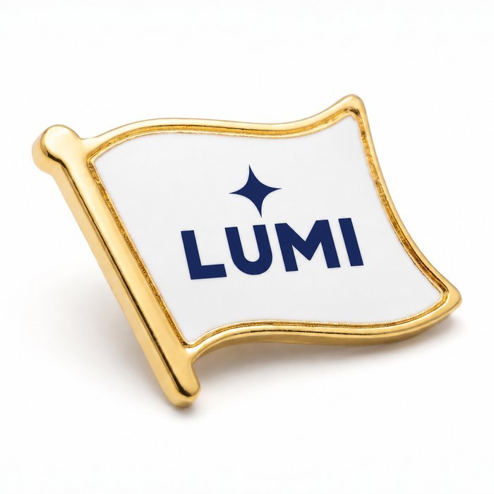 Pin Metalic Personalizat în Formă de Steag - Atelier Magic