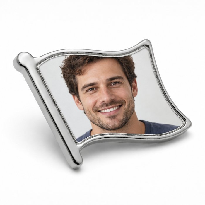 Pin Metalic Personalizat în Formă de Steag - Atelier Magic