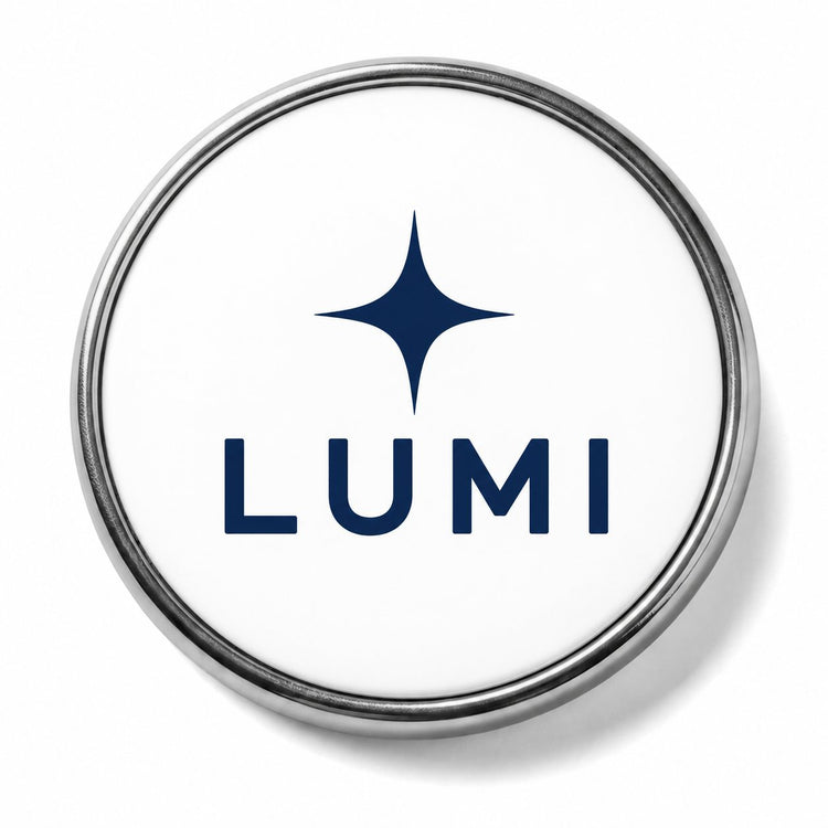 Pin rotund argintiu cu logo demonstrativ LUMI – simulare de personalizare
