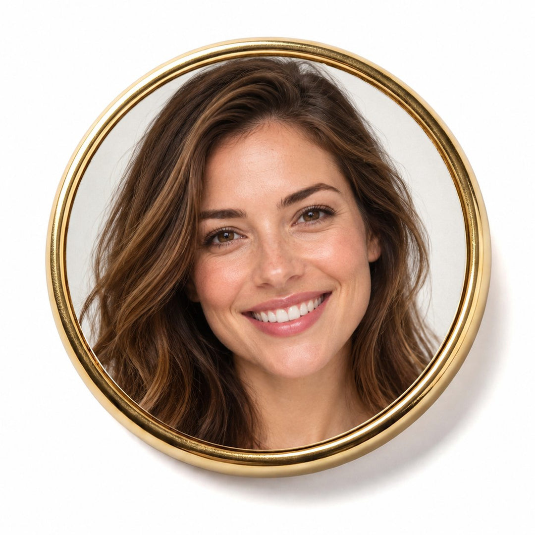 Pin metalic rotund auriu personalizat cu portretul unei persoane fictive – simulare