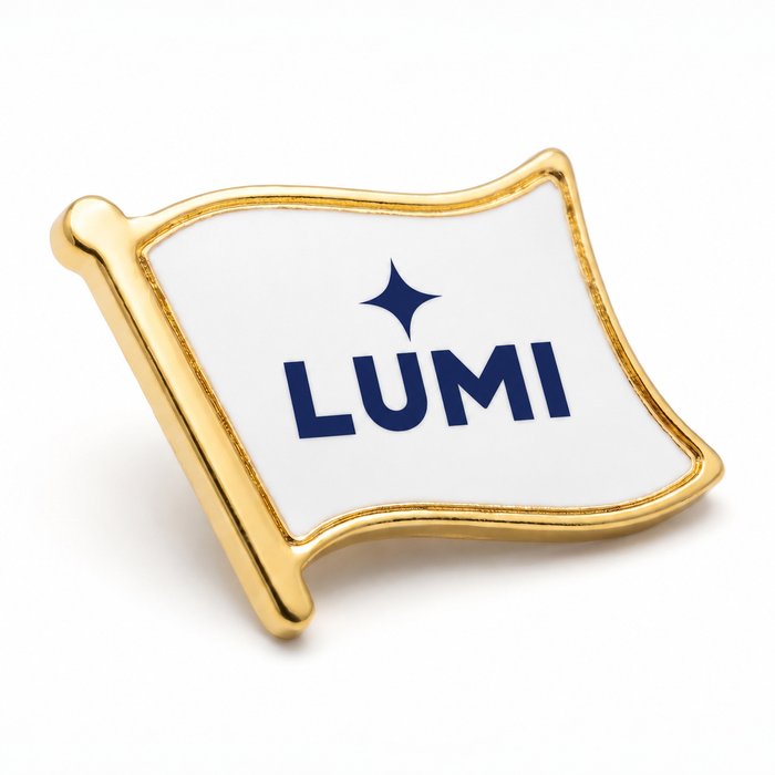 Pin metalic în formă de steag, auriu, personalizat cu logo demonstrativ LUMI – simulare