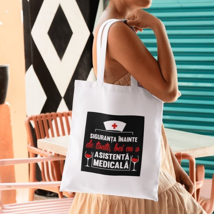 Sacoșă Tote „Siguranța Înainte de Toate, Bei cu o Asistentă Medicală” - Atelier Magic