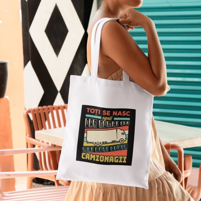 Sacoșă Tote „Toți se Nasc Egali, dar Cei Mai Buni Devin Camionagii” - Atelier Magic