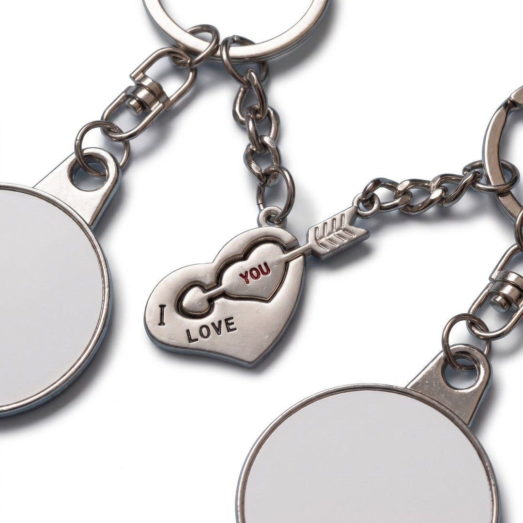 Detaliu pandantive cheie și inimă și medalioane rotunde pentru personalizare
