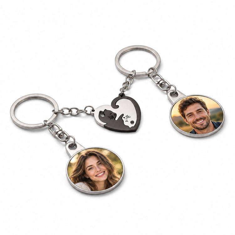 Set de două brelocuri Pisicuțe îmbrățișate, personalizate cu portretele unui cuplu fictiv – simulare