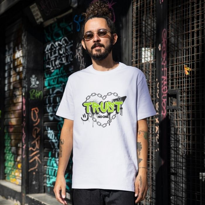 Tricou Personalizat „Trust No One" - Atelier Magic