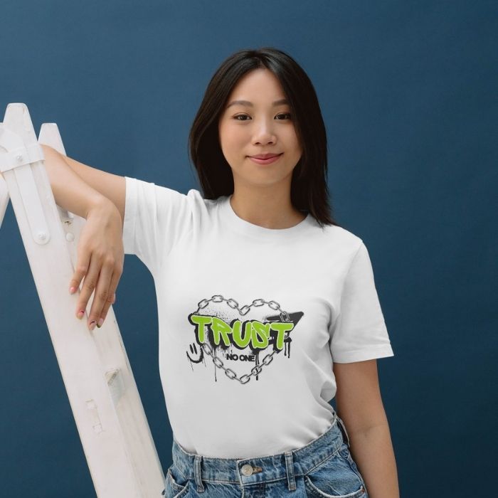 Tricou Personalizat „Trust No One" - Atelier Magic