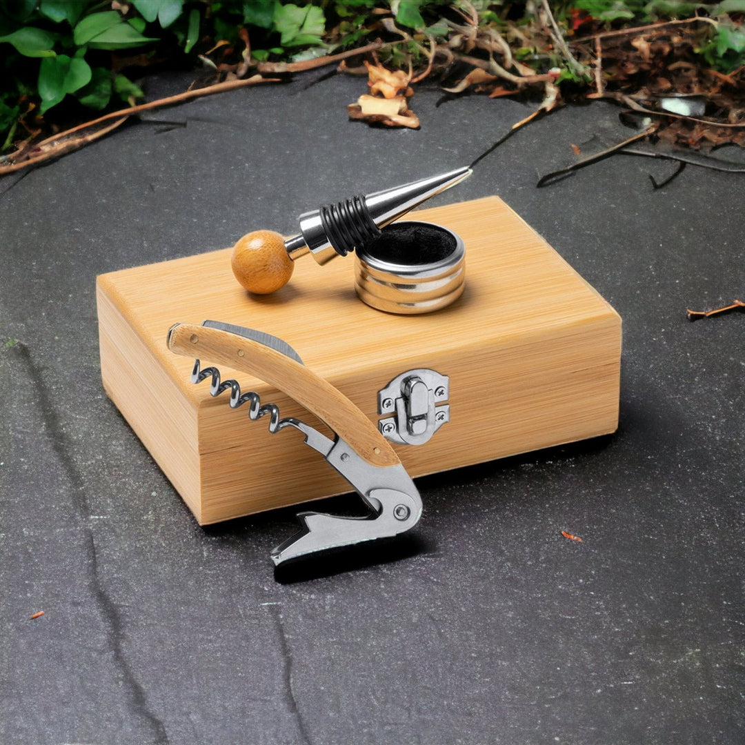 Set accesorii pentru vin în cutie de lemn personalizat - Cadouri Personalizate